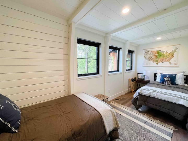 3rd guest bedroom has 2 single beds on each end of the room. It is on the main floor across from bedroom 2. 