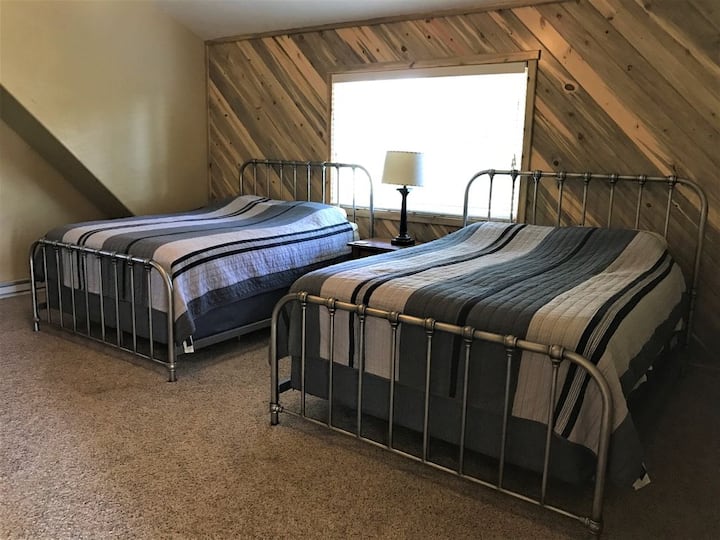 2nd Floor two Queens Bedroom with a Full Bathroom