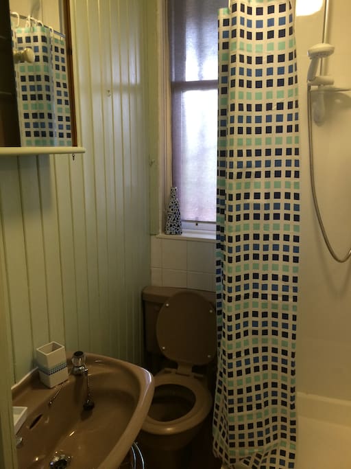 Shower room.