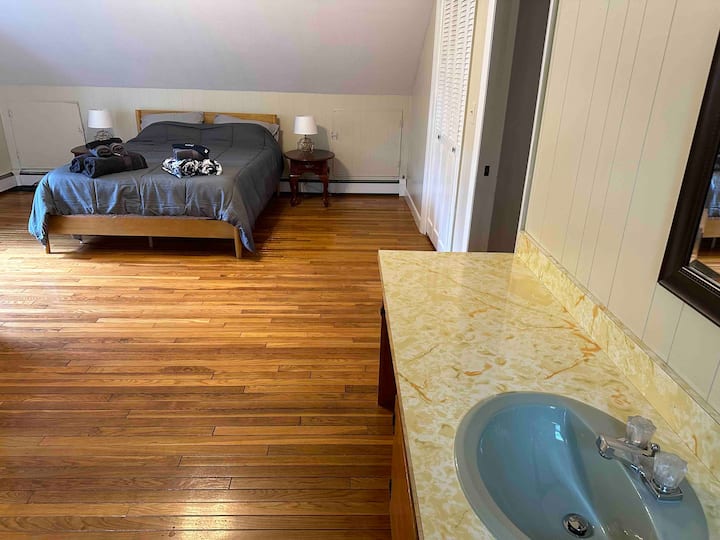 El dormitorio 2 cuenta con tu propia zona de lavabo para que puedas lavarte los dientes mientras otra persona está en el baño principal. Cama tamaño queen. 