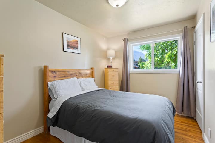 غرفة نوم ثانية في الطابق العلوي بسرير كوين مريح وإطلالة على جبل أوليمبوس.