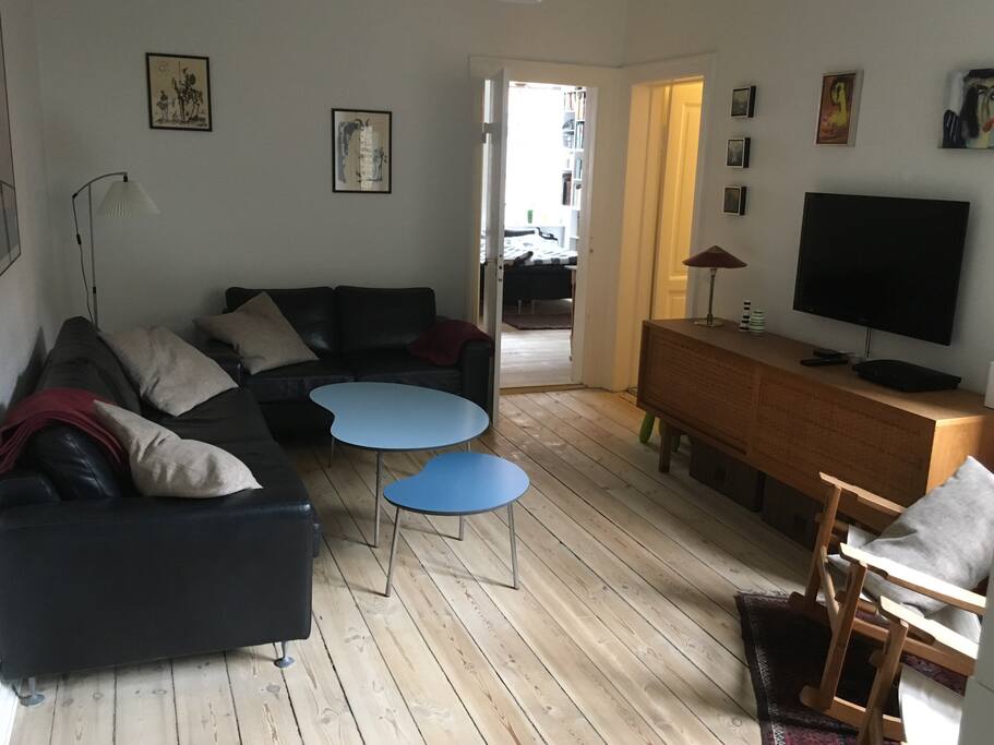 Living room. Satellite TV, WiFi, Netflix, Playstation.