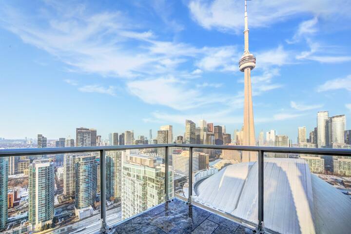 Luxury Penthouse w Breathtaking CN TOWER Views gallery image 2