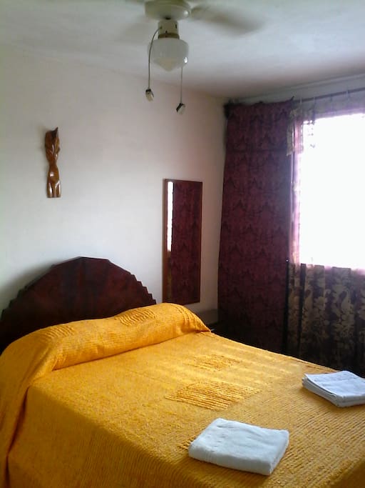 Habitación privada con vista a la ciudad.