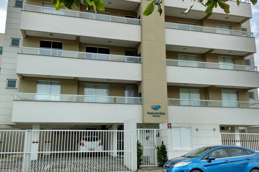 1 VAGA DE GARAGEM. ONDE ESTA ESTACIONADO O CARRO BRANCO.