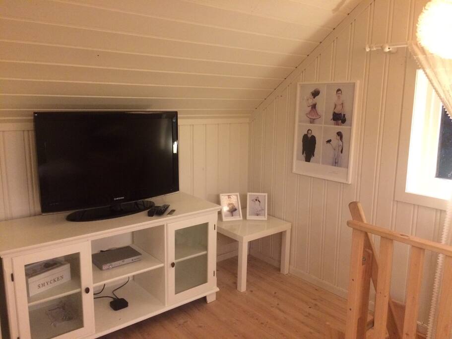 TV med parabol. Trådløst Internett.
