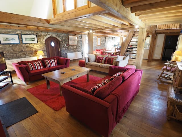 Luxury Barn Conversion Oak Barn Crwys Farm Cottages For Rent