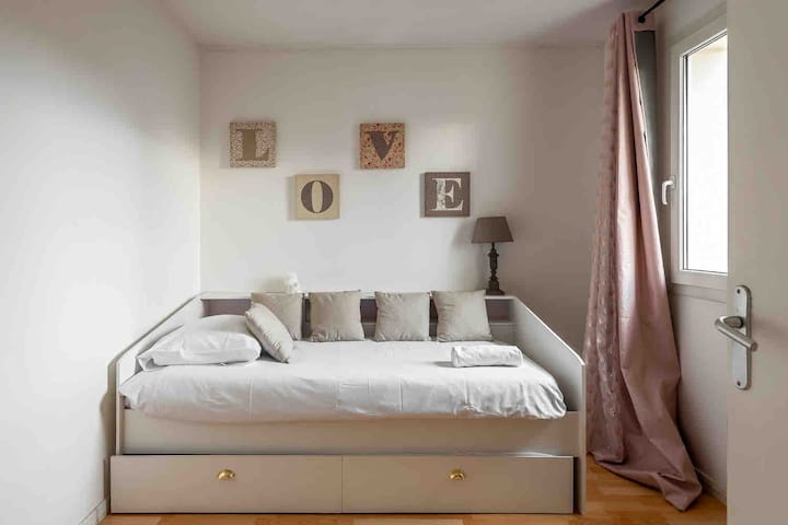 Четврта детска спална соба со подвижен кревет (2 единечни кревета) 