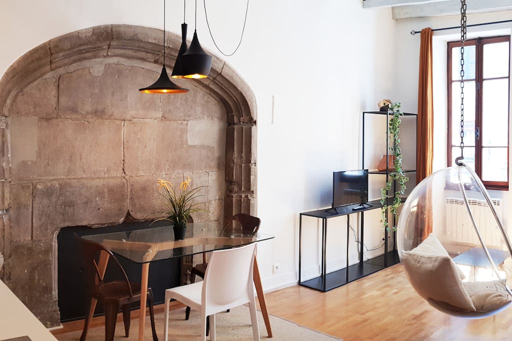 La Bubble Suite est situé dans une rue piétonne, dans la vieille d'Annecy
