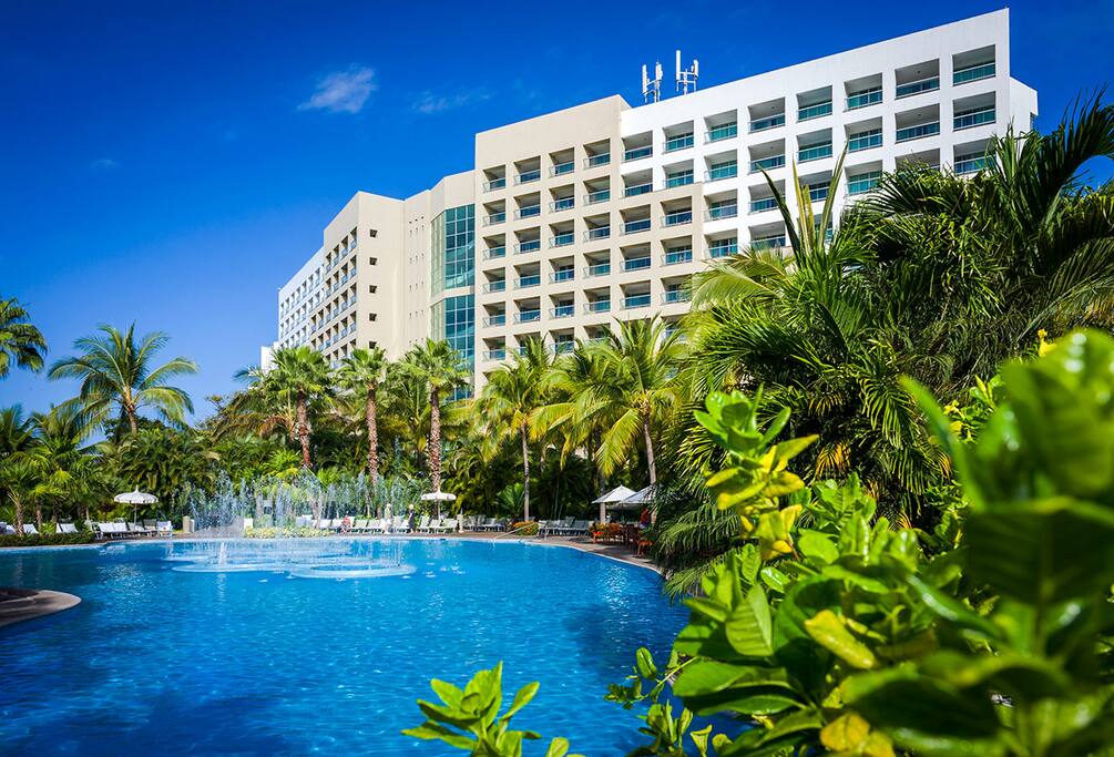 Das "The Grand Mayan" Hotel hinter der riesigen Poollandschaft - Mexikos berühmtestes Hotel und Luxusresort