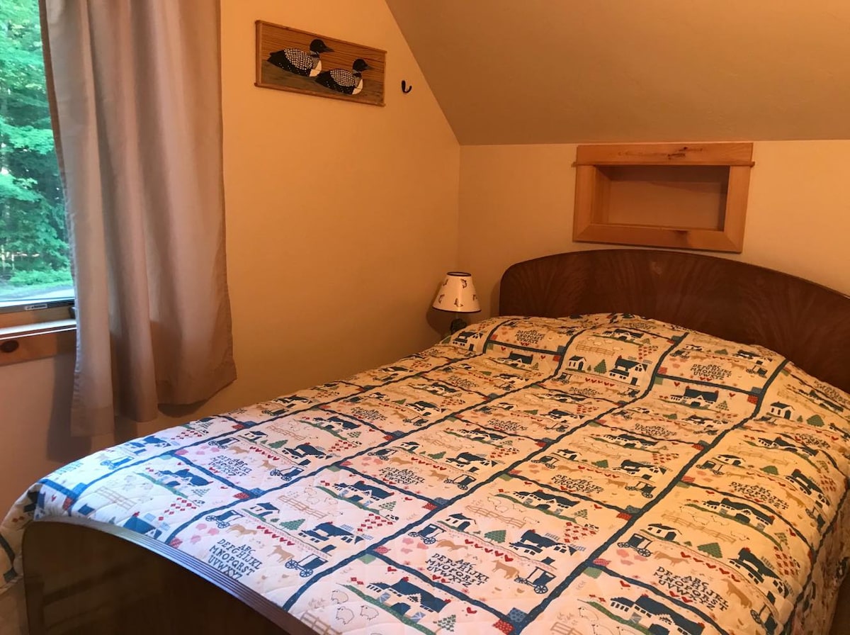 El dormitorio 2 tiene cama doble y una individual.