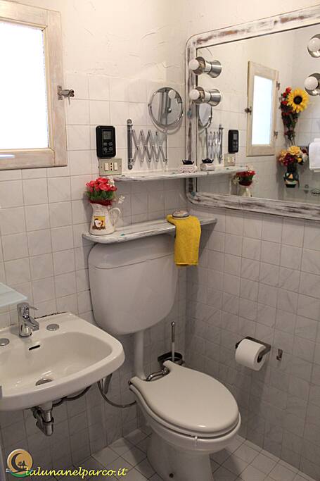 I Bagni sono piccoli e ad uso Privato. con Wc/Bidet, lavabo e doccia. Disponibile inoltre anche un Bagno più grande ma condiviso