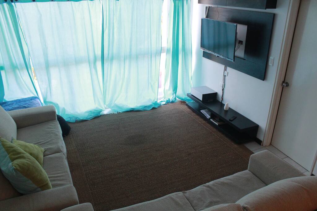 Sala con TV y sofa