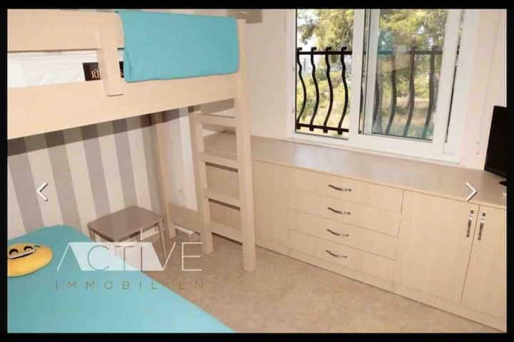 Ბავშვებისთვის, ასევე, უფროსებისთვის, რომლებსაც აქვთ ტელევიზორი ოთახში და დიდი სათავსოები.