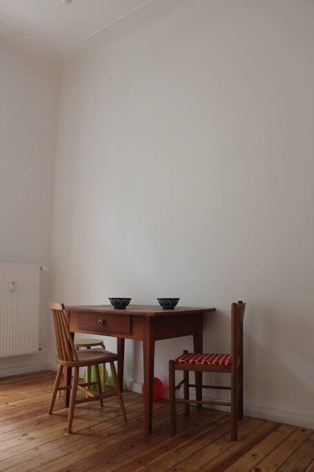 Zweites Zimmer. Hier gibt es noch genug Platz, falls weitere Gäste einen Schlafplatz benötigen: Einfach Isomatte/Luftmatratze mitbringen