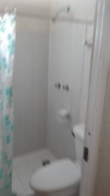 Este es el baño y cuenta con agua caliente