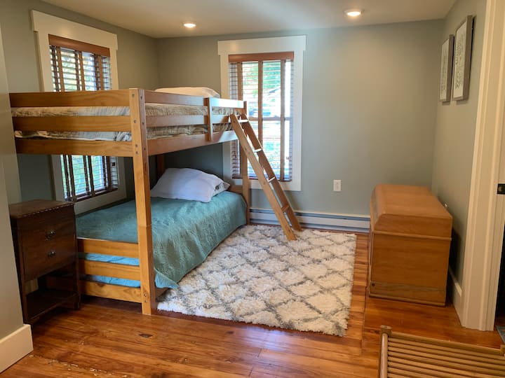 พื้นที่ส่วนกลางชั้นบน - เตียงสองชั้น