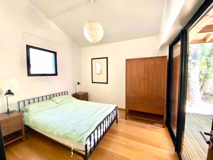 Habitación 2 con vistas a la terraza sureste.