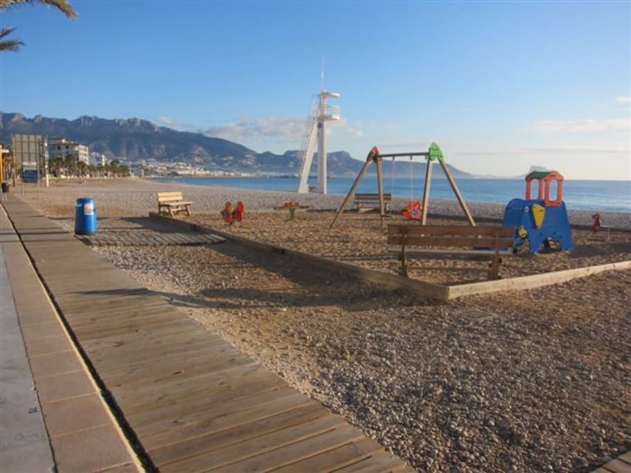 80 meter ned til stranda i Albir. Der finnes lekeplasser, bibliotek, volleyballbane etc.