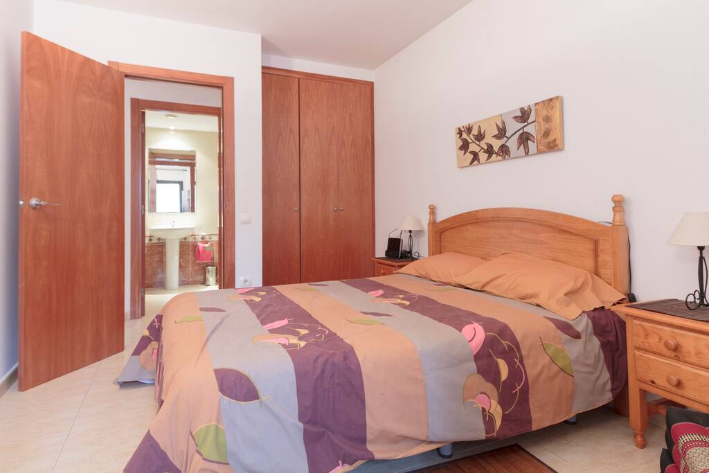 Très grande chambre avec bureau