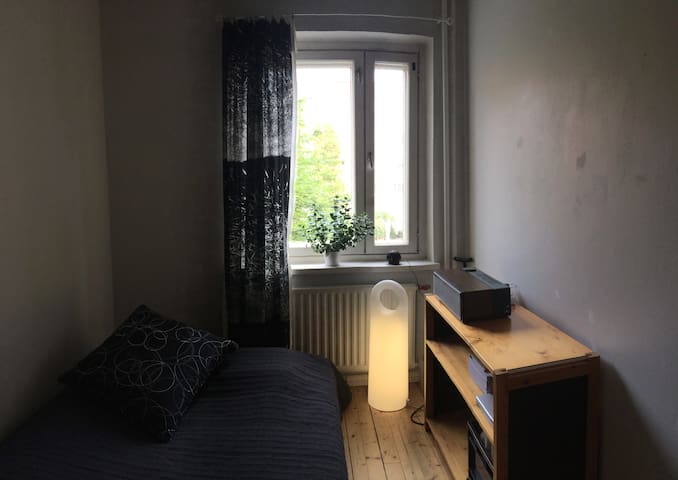 Single, simple room near railway station