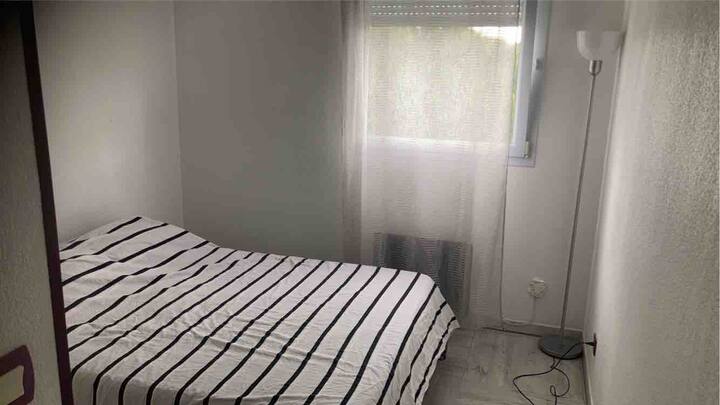 غرفة النوم 2 (سرير مزدوج، خزانة مدمجة، تهوية، ملاءة نظيفة ولحاف متاح)