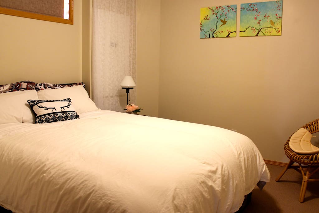 Bedroom 1: Queen size bed