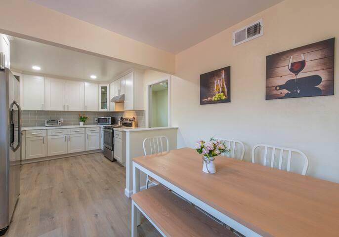 Modern 6B/3B-Sleeps 16 near Stanford FB Google gallery image 5