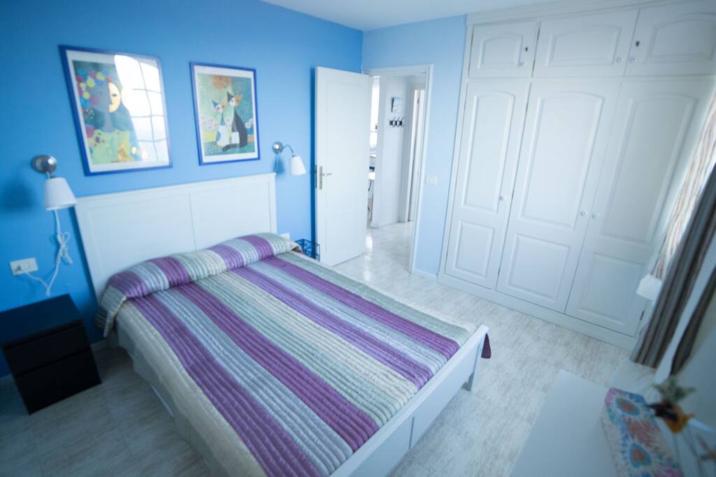 Dormitorio con vistas al mar