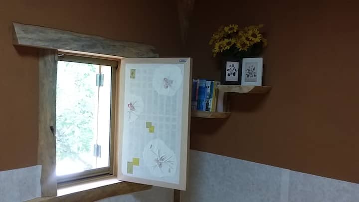 חלון קטן עם אור שמש בבוקר