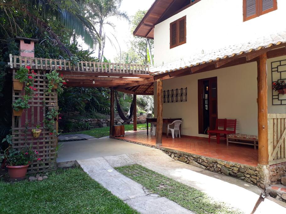 Ampla e fresca varanda, ideal para o descanso dos hóspedes.