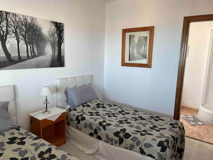 2 × سرير مفرد مع حمام داخلي 