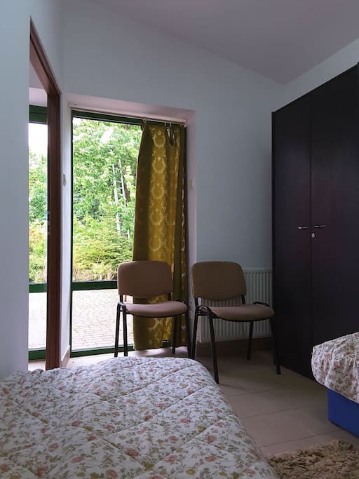 2 bed's room