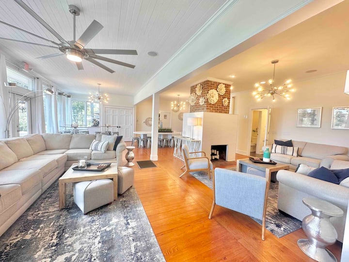 2 אזורי שיחה. המקטע הוא ספה נפתחת בגודל קווין סייז (מקום ל -2). 