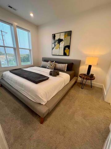 Music City Retreat | King Suite & Rooftop Deck!’ gallery image 4