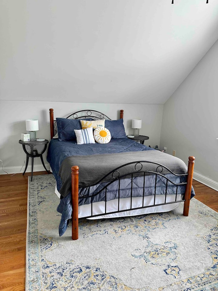 سرير بحجم كبير في غرفة بطابقين.