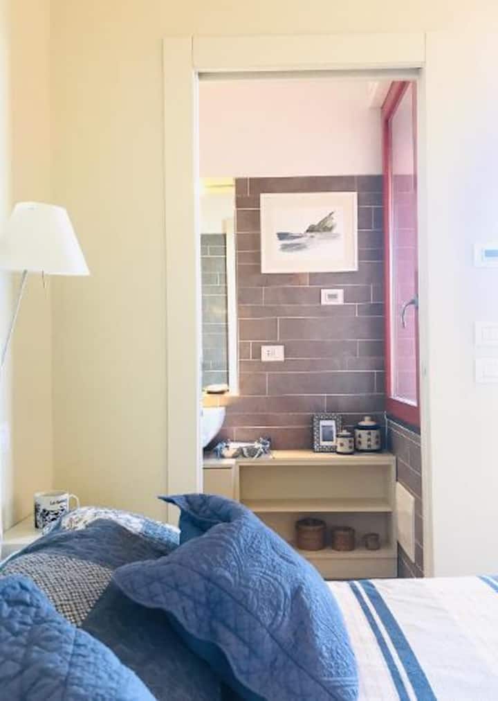 第一间卧室，可轻松抵达EN套房豪华浴室。