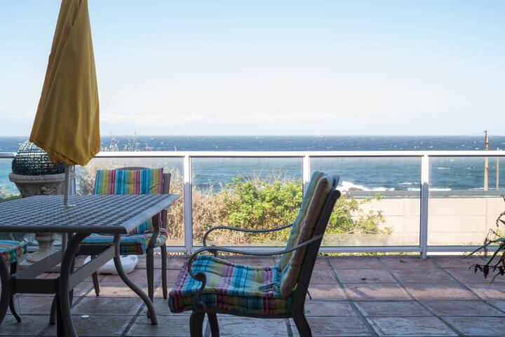 Whale and Penguin beach house -Sea Facing Room gallery image 4