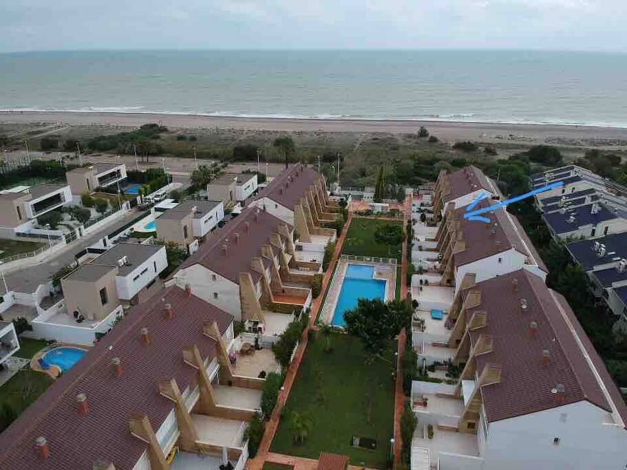 Vista aérea de la vivienda y de la urbanización junto al mar.