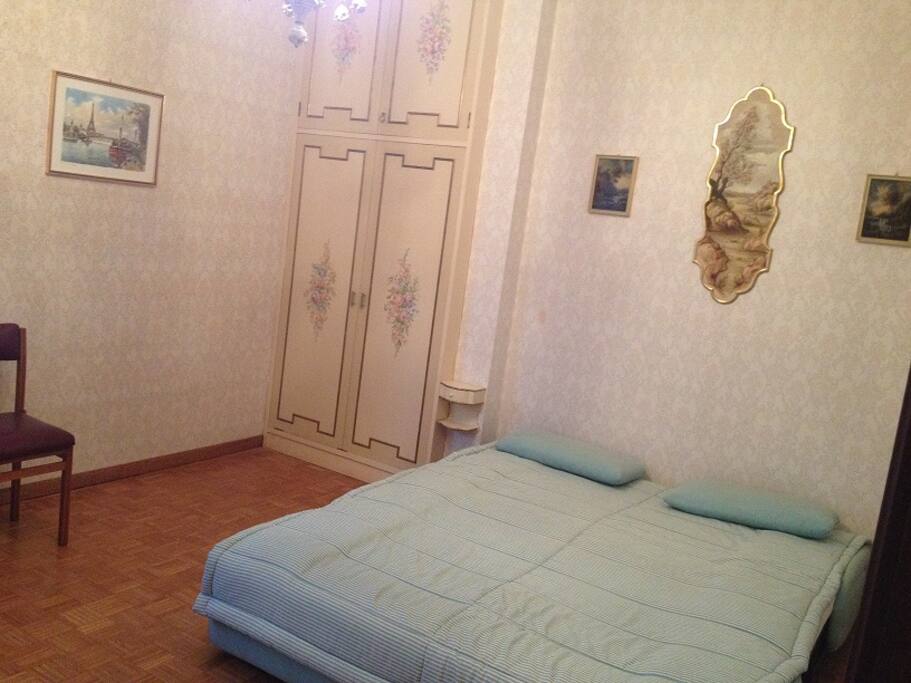 Con una piccola magia il living room si trasforma in camera da letto