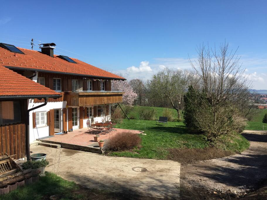 Sonnenterrasse mit Bauerngarten und Blick auf Altusried im Frühling