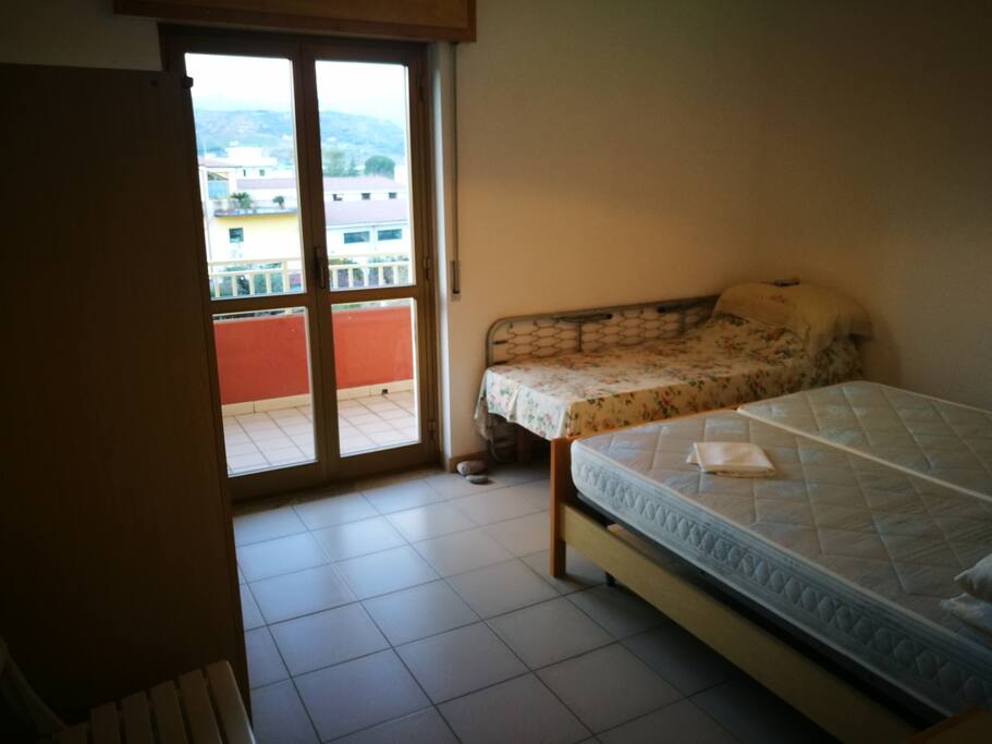 Stanza da letto con letto matrimoniale, letto singolo, armadio 2 ante, balcone