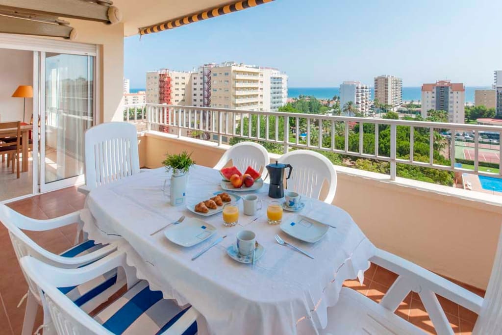 Apartamento con vistas al mar, toldo, mobiliario terraza