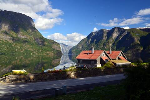 High standard cabin (2) by the Aurland fjord