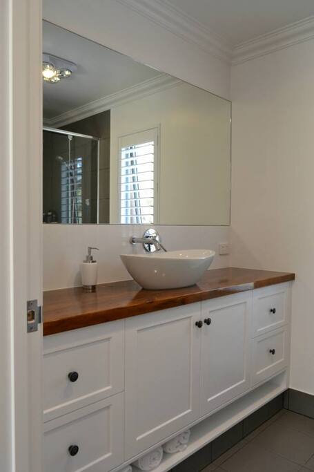 Master ensuite.