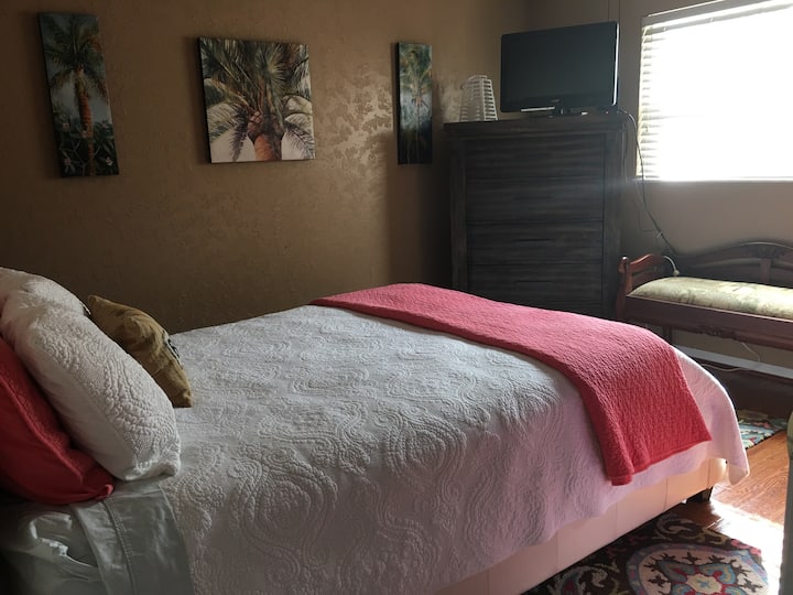 Wekiva Area 1 Bedroom, Private Bath.  Pool Hot Tub