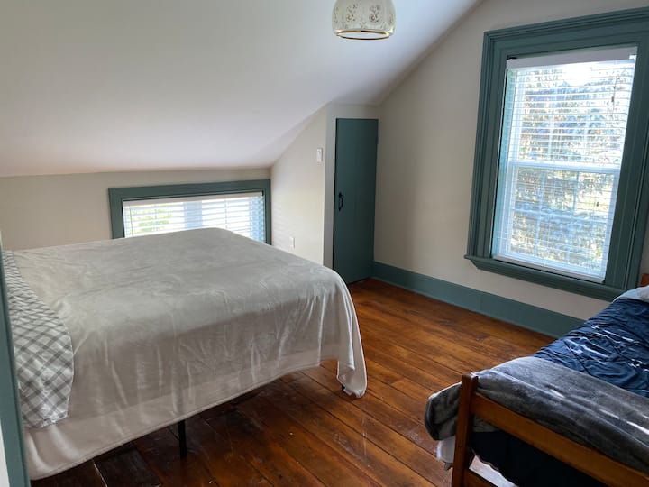 Malkia wa chumba cha kulala cha ghorofa ya 2 na kitanda cha mtu mmoja