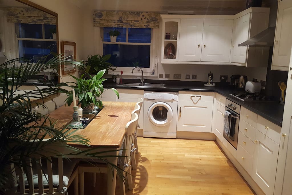 Full kitchen (open plan with sitting room)
