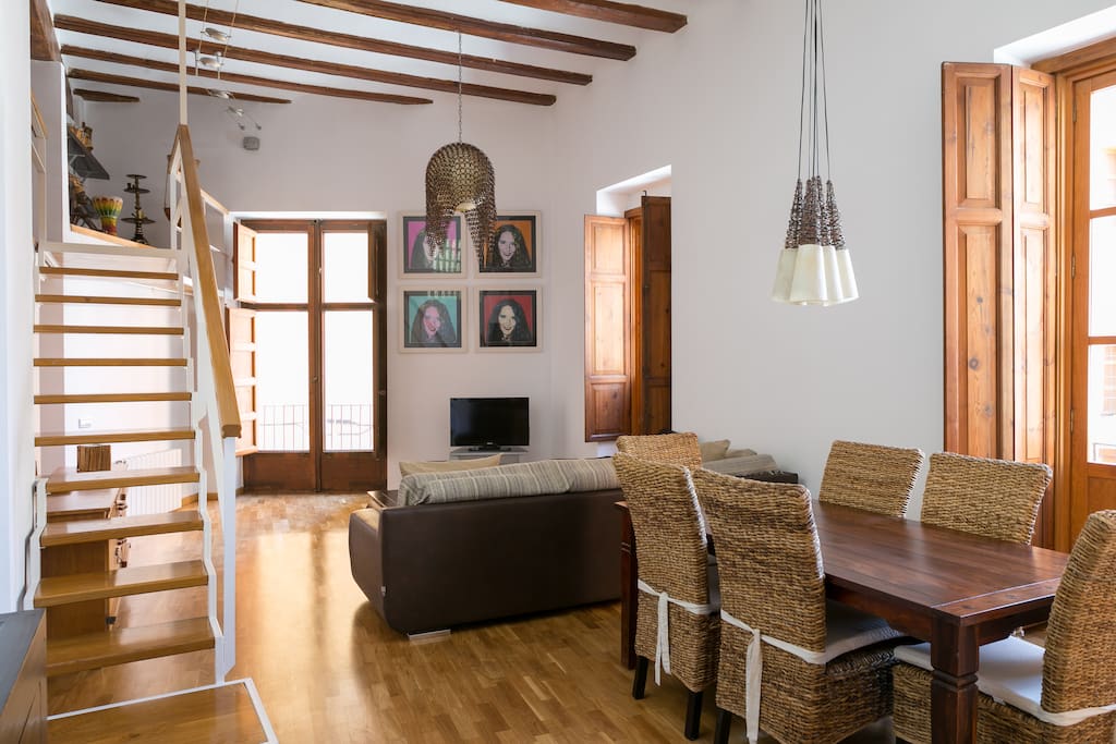 Amplio Salón con techos altos y vigas de madera equipado con TV-HD. Spacious living room with high ceilings and wooden beams equipped with HD-TV.