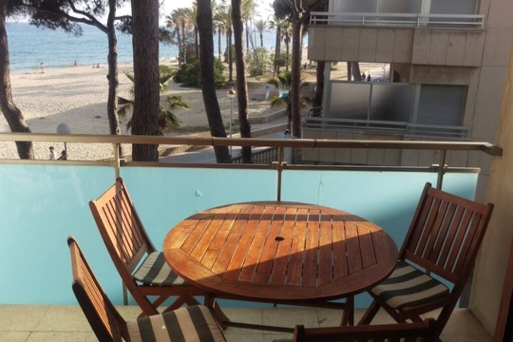 AMPLIA TERRAZA PARA TOMAR EL DESAYUNO - COMER - CENAR VIENDO EL MAR, LA PLAYA LAS OLAS